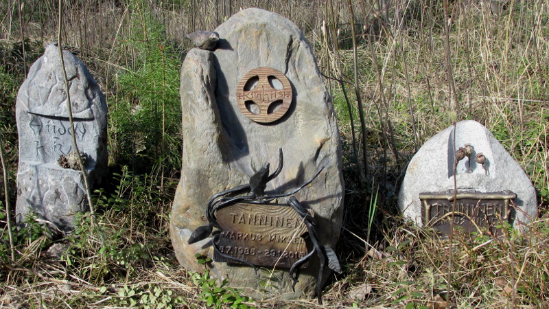 kivihiisi-hautakivet