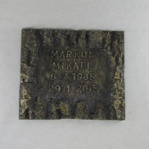 Pieni kaarna pronssilaatta