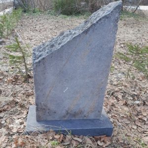 vuolukivinen hautakivi