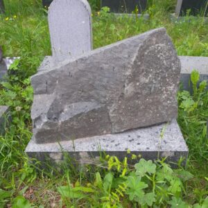 Tumma luonnon hautakivi