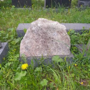 Vaalea luonnon hautakivi