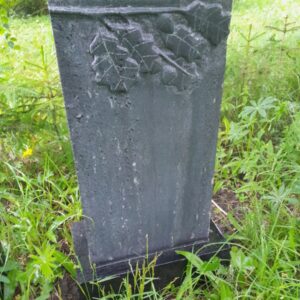 Tammenlehdet hautakivessä