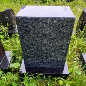 Vaalea labradoriitti hautakivi